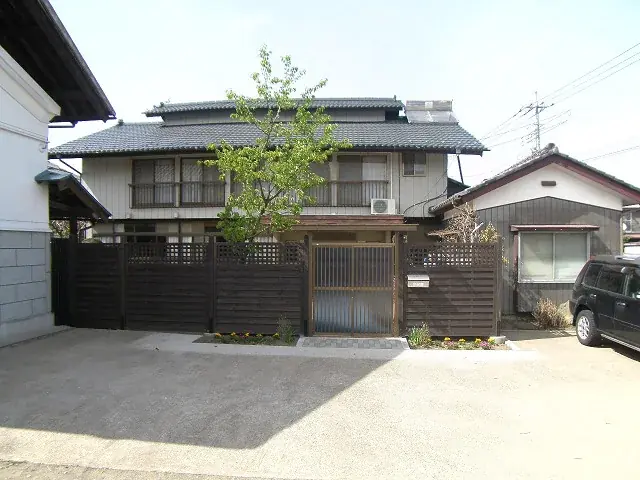 木製の板塀と門扉で整えた、和風住宅の門まわり